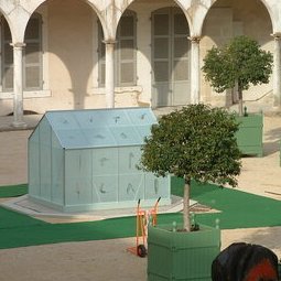 Serre ombrée en situation dans le jardin du Musée de Romans